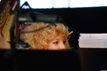 Dominique Fabienne Kara mit 230V Frisur